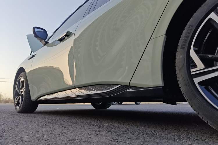 Used Hongqi EH7 2024 760 Pro+ Four-Wheel Drive Version Left Side Sill