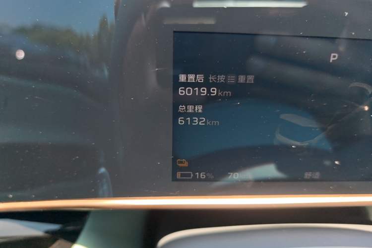 Used Hongqi EH7 2024 760 Pro+ Four-Wheel Drive Version Odometer Close Up