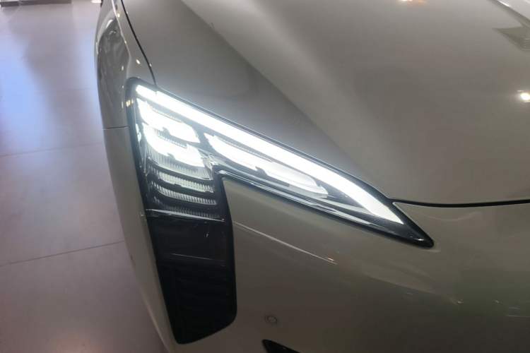 Used Hongqi EH7 2024 760 Pro+ Four-Wheel Drive Version Right Front Headlight