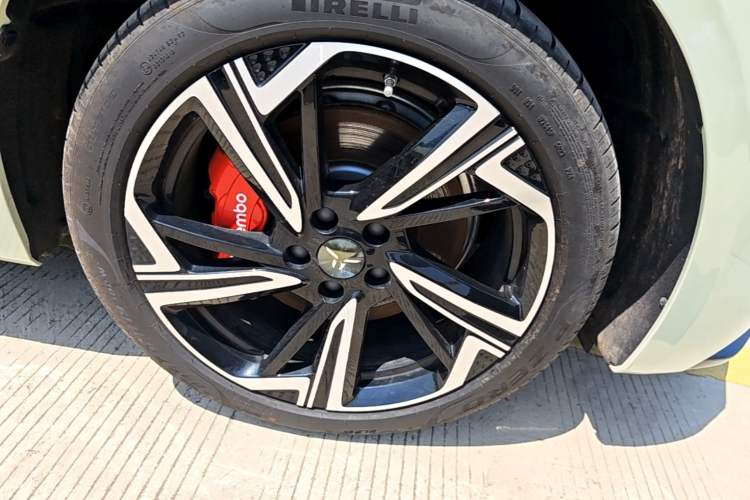 Used Hongqi EH7 2024 760 Pro+ Four-Wheel Drive Version Right Front Wheel Hub