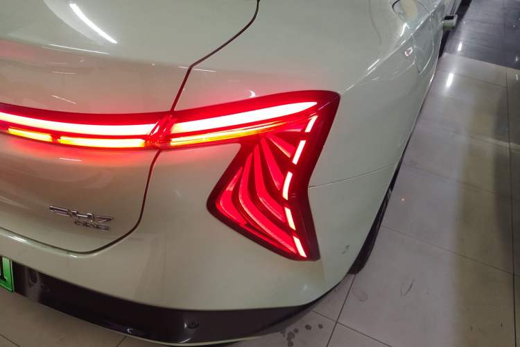 Used Hongqi EH7 2024 760 Pro+ Four-Wheel Drive Version Right Rear Taillight