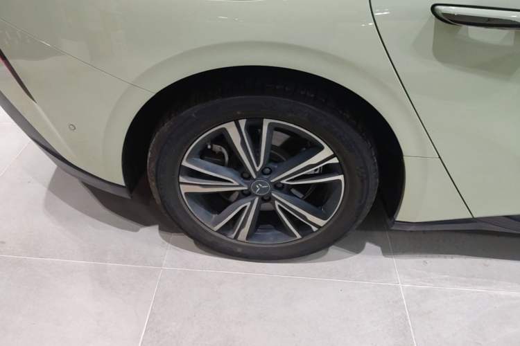 Used Hongqi EH7 2024 690 Pro Glory Edition Right Rear Wheel Hub