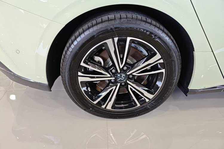 Used Hongqi EH7 2024 760 Pro+ Four-Wheel Drive Version Right Rear Wheel Hub