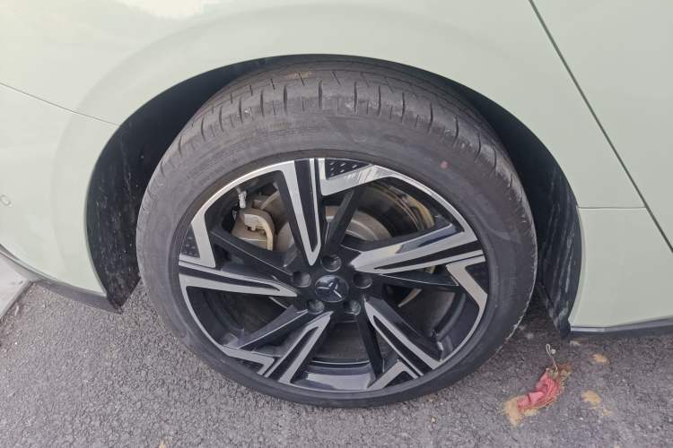 Used Hongqi EH7 2024 760 Pro+ Four-Wheel Drive Version Right Rear Wheel Hub