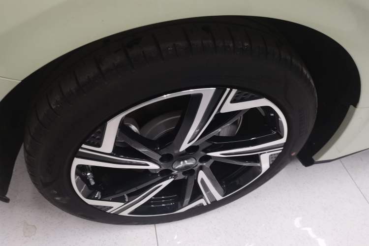 Used Hongqi EH7 2024 640 Pro+ All-Wheel Drive Right Rear Wheel Hub