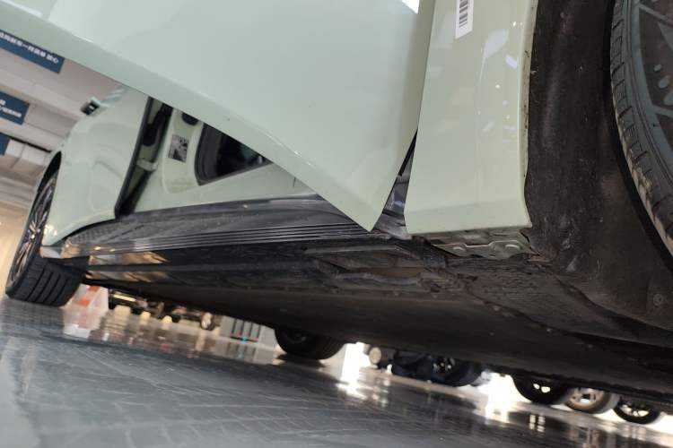Used Hongqi EH7 2024 690 Pro Right Side Sill