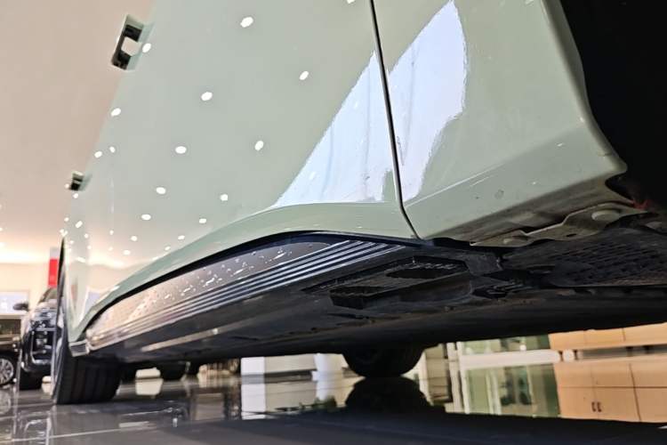 Used Hongqi EH7 2024 760 Pro+ Four-Wheel Drive Version Right Side Sill