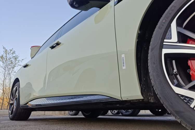 Used Hongqi EH7 2024 760 Pro+ Four-Wheel Drive Version Right Side Sill