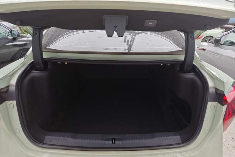 Used Hongqi EH7 2024 820 Pro Trunk