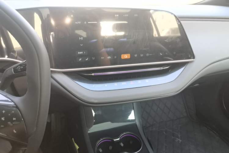 Used Hongqi EH7 2024 760 Pro+ Four-Wheel Drive Version Audio And AC Panel