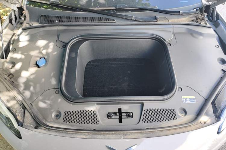 Used Hongqi EH7 2024 760 Pro+ Four-Wheel Drive Version Engine Bay