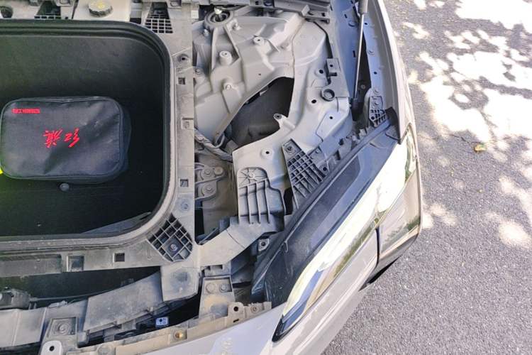 Used Hongqi EH7 2024 760 Pro+ Four-Wheel Drive Version Engine Bay Left