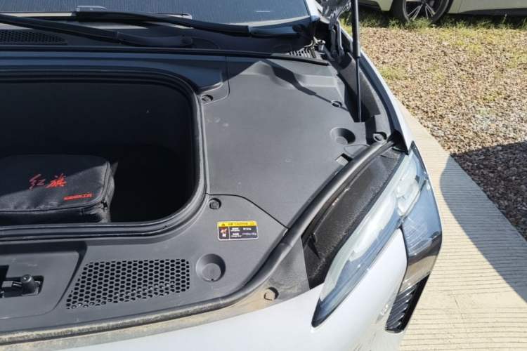 Used Hongqi EH7 2024 760 Pro+ Four-Wheel Drive Version Engine Bay Left