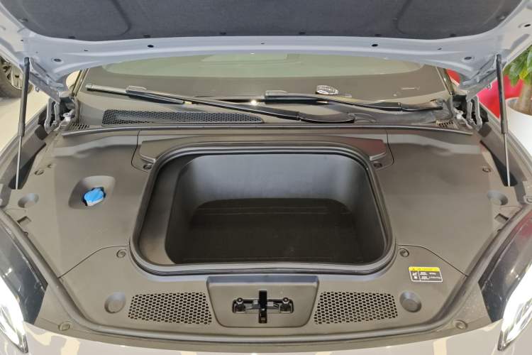 Used Hongqi EH7 2024 760 Pro+ Four-Wheel Drive Version Engine Bay