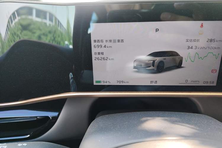Used Hongqi EH7 2024 760 Pro+ Four-Wheel Drive Version Odometer Close Up