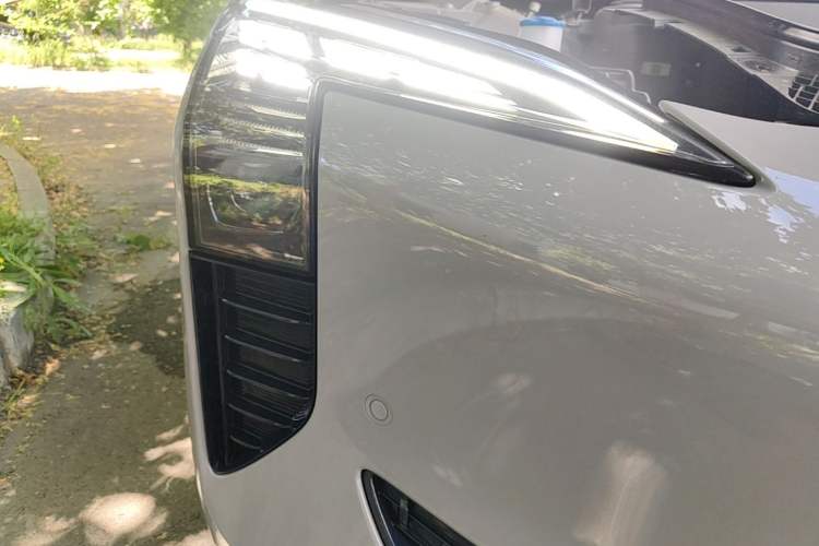Used Hongqi EH7 2024 760 Pro+ Four-Wheel Drive Version Right Front Headlight