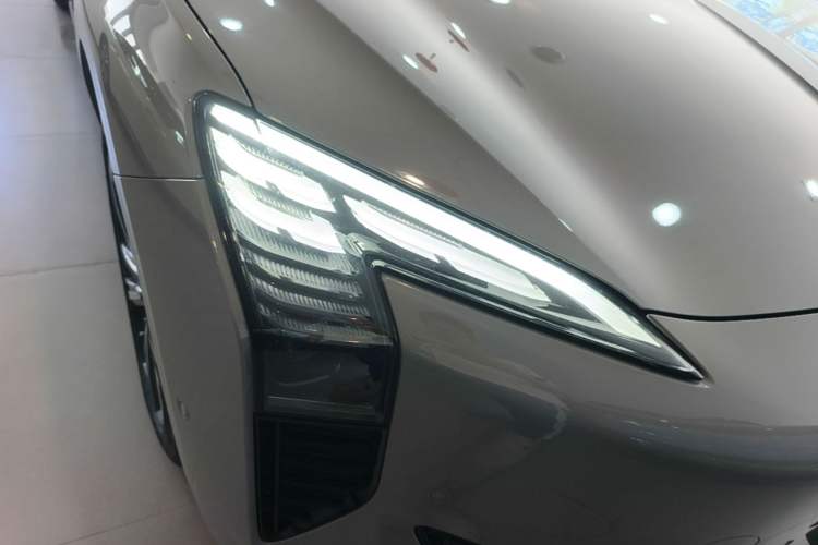Used Hongqi EH7 2024 760 Pro+ Four-Wheel Drive Version Right Front Headlight