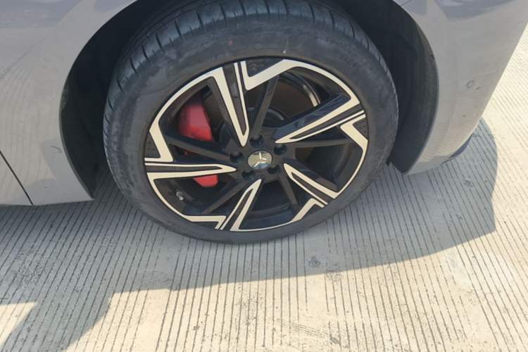 Used Hongqi EH7 2024 760 Pro+ Four-Wheel Drive Version Right Front Wheel Hub