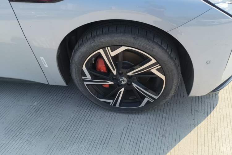 Used Hongqi EH7 2024 760 Pro+ Four-Wheel Drive Version Right Front Wheel Hub