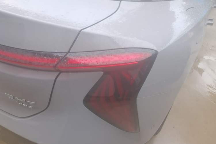 Used Hongqi EH7 2024 760 Pro+ Four-Wheel Drive Version Right Rear Taillight