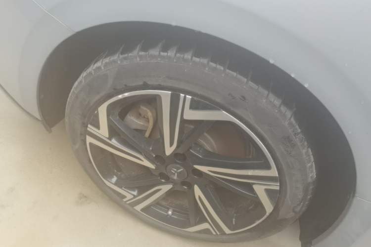 Used Hongqi EH7 2024 760 Pro+ Four-Wheel Drive Version Right Rear Wheel Hub