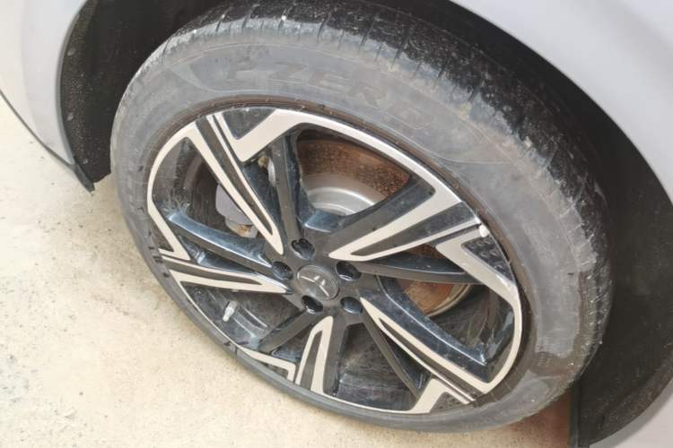 Used Hongqi EH7 2024 760 Pro+ Four-Wheel Drive Version Right Rear Wheel Hub