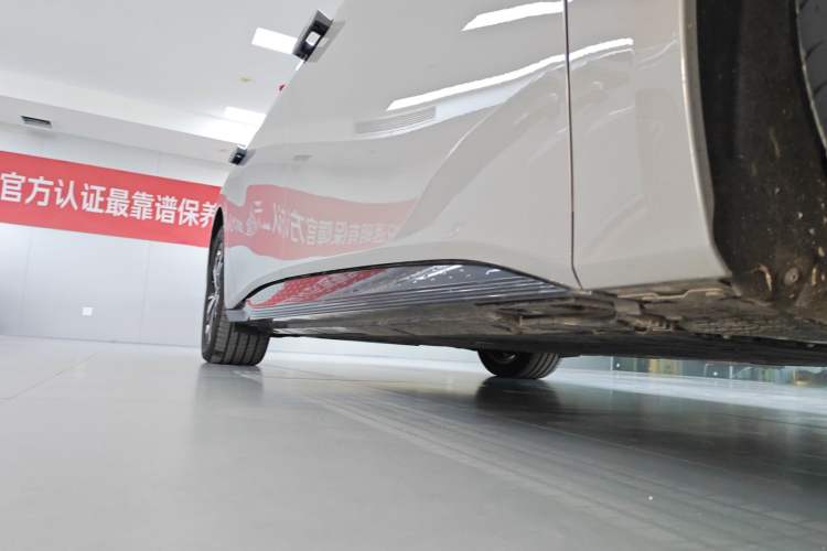 Used Hongqi EH7 2024 820 Pro Right Side Sill