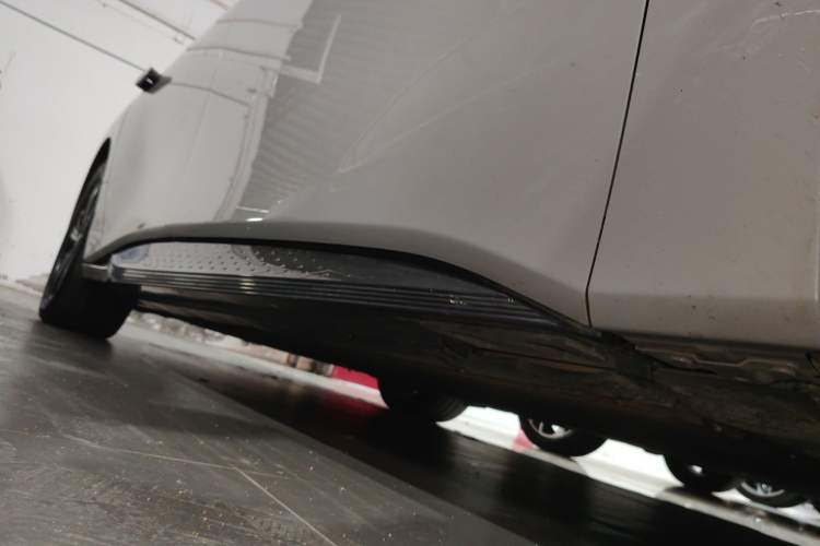 Used Hongqi EH7 2024 690 Pro Right Side Sill