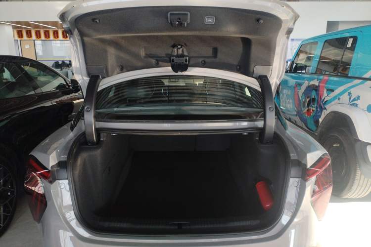 Used Hongqi EH7 2024 690 Pro Trunk