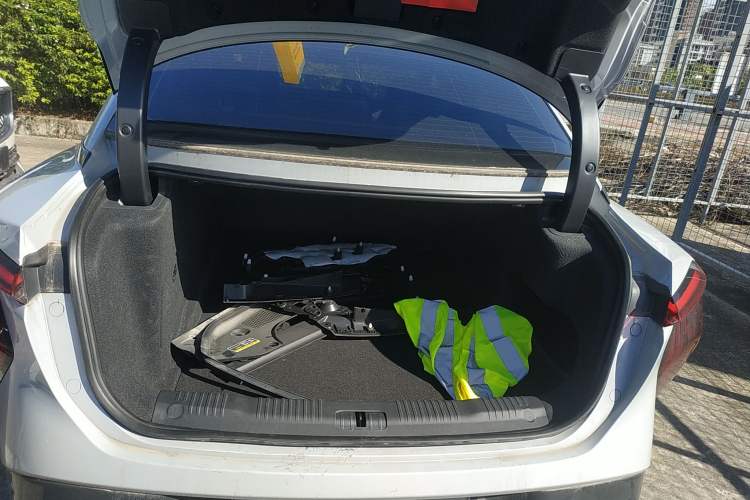 Used Hongqi EH7 2024 690 Pro Trunk