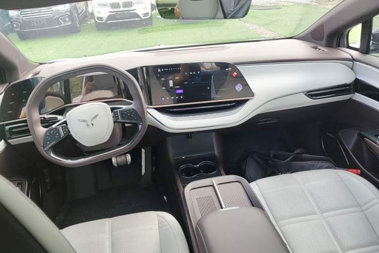 Used Hongqi EH7 2024 640 Pro+ All-Wheel Drive Center Console