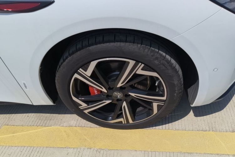 Used Hongqi EH7 2024 760 Pro+ Four-Wheel Drive Version Right Front Wheel Hub