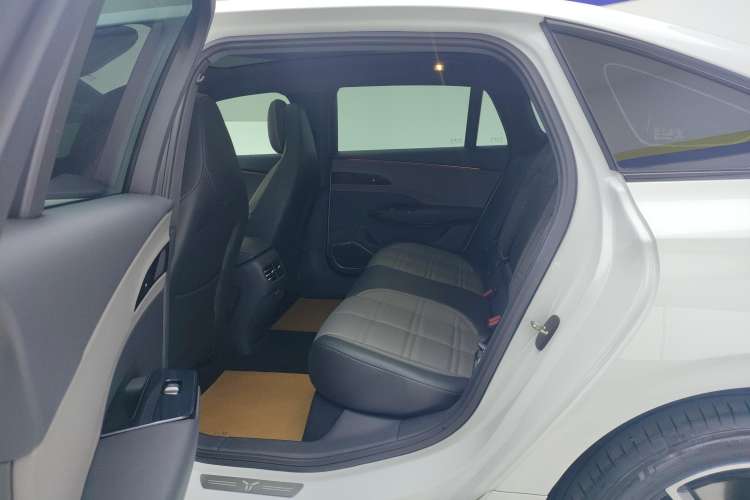 Used Hongqi EH7 2024 690 Pro Right Rear Seat