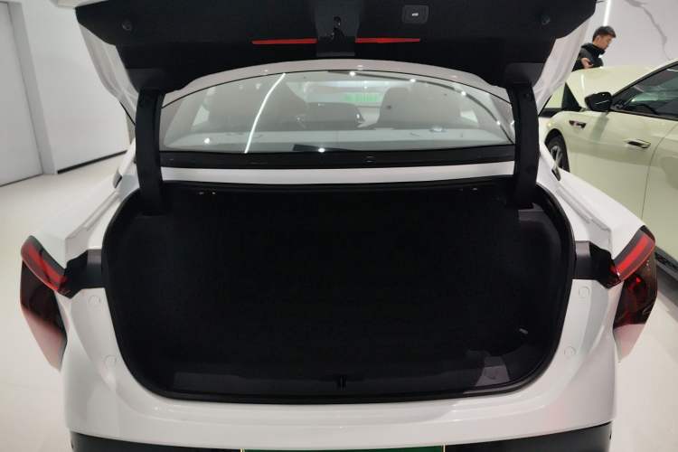 Used Hongqi EH7 2024 690 Pro Trunk