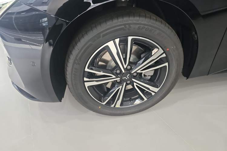 Used Hongqi EH7 2025 600 Smart Selection Edition Left Front Wheel Hub