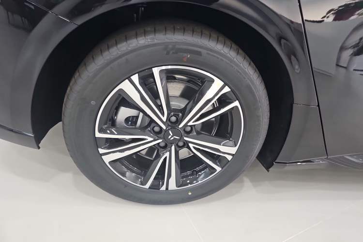 Used Hongqi EH7 2025 600 Smart Selection Edition Right Rear Wheel Hub