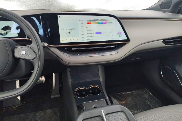 Used Hongqi EH7 2025 640 All-Wheel Drive Smart Selection Edition Audio And AC Panel