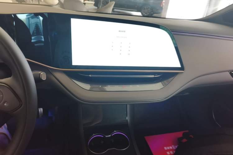 Used Hongqi EH7 2025 640 All-Wheel Drive Smart Selection Edition Audio And AC Panel