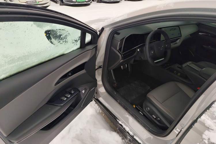 Used Hongqi EH7 2025 640 All-Wheel Drive Smart Selection Edition Driver Seat