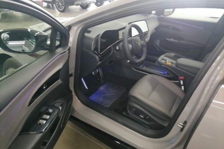 Used Hongqi EH7 2025 640 All-Wheel Drive Smart Selection Edition Driver Seat