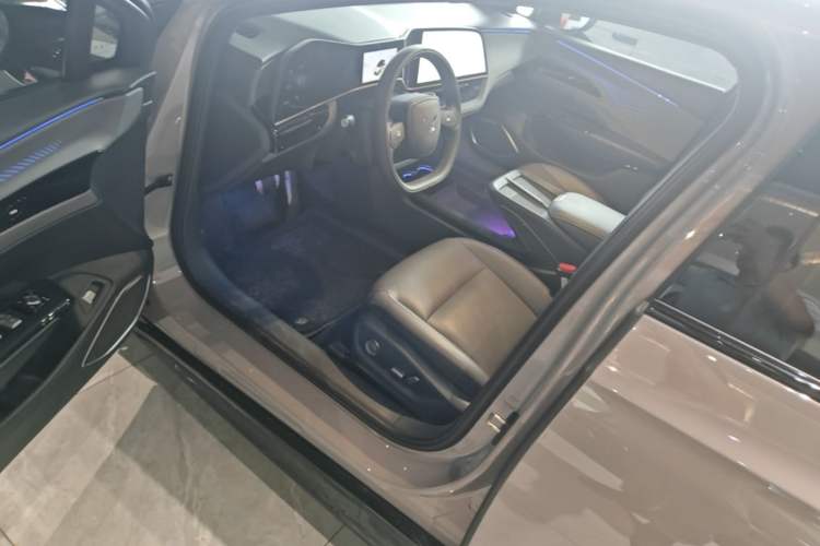 Used Hongqi EH7 2025 640 All-Wheel Drive Smart Selection Edition Driver Seat