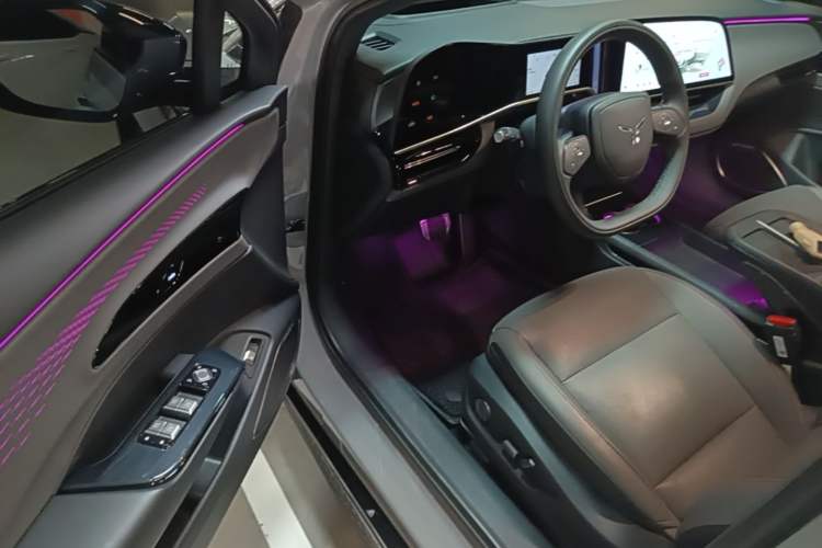 Used Hongqi EH7 2025 640 All-Wheel Drive Smart Selection Edition Driver Seat