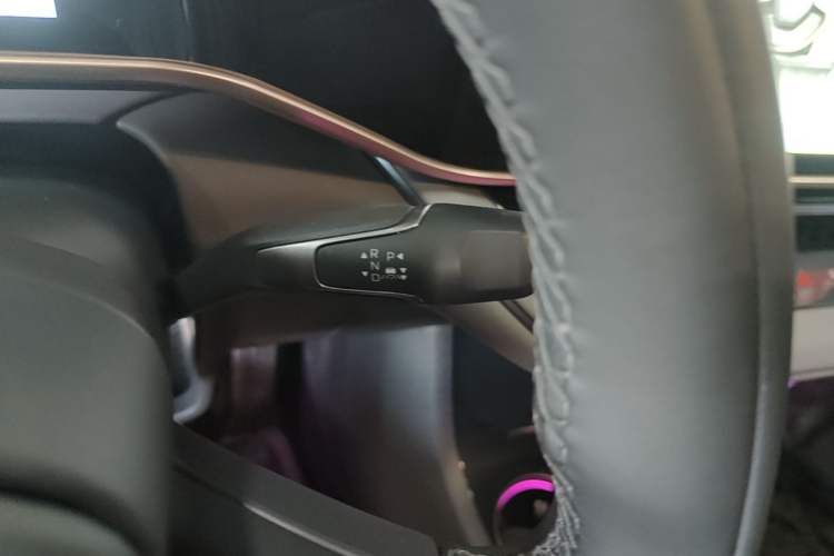 Used Hongqi EH7 2025 640 All-Wheel Drive Smart Selection Edition Gear Lever
