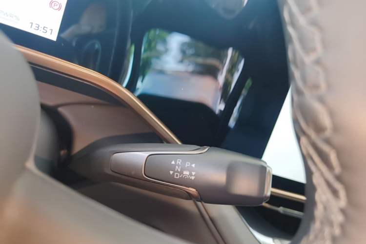 Used Hongqi EH7 2025 640 All-Wheel Drive Smart Selection Edition Gear Lever