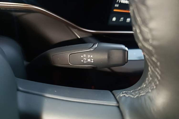 Used Hongqi EH7 2025 640 All-Wheel Drive Smart Selection Edition Gear Lever