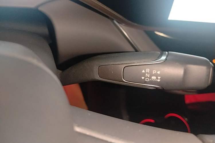 Used Hongqi EH7 2025 640 All-Wheel Drive Smart Selection Edition Gear Lever