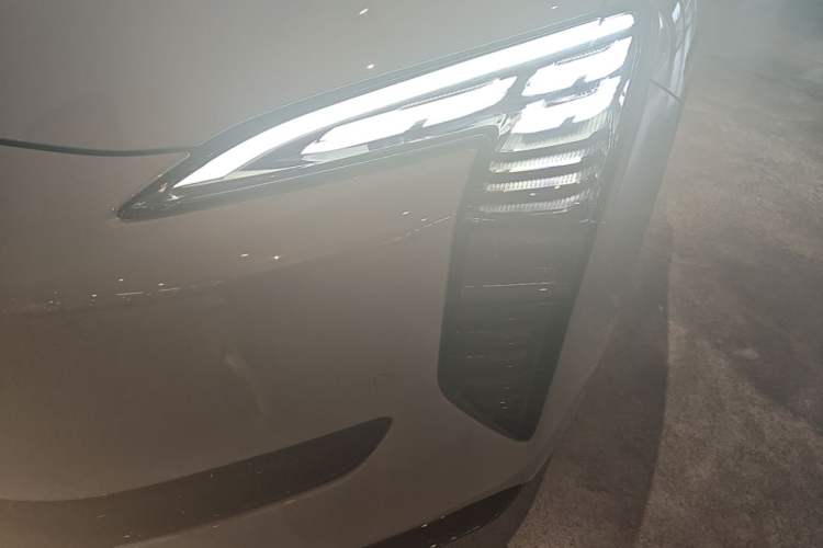 Used Hongqi EH7 2025 640 All-Wheel Drive Smart Selection Edition Left Front Headlight