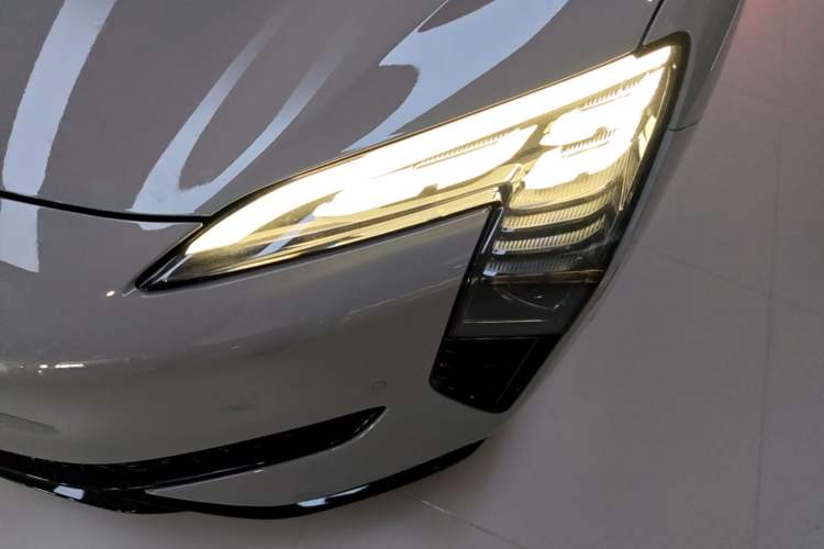 Used Hongqi EH7 2025 640 All-Wheel Drive Smart Selection Edition Left Front Headlight