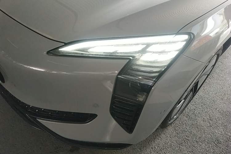 Used Hongqi EH7 2025 640 All-Wheel Drive Smart Selection Edition Left Front Headlight