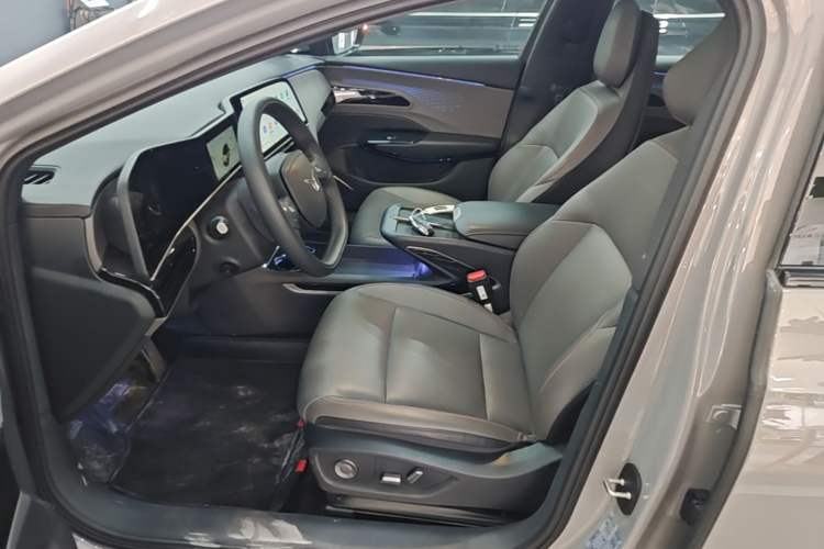 Used Hongqi EH7 2025 640 All-Wheel Drive Smart Selection Edition Left Front Seat